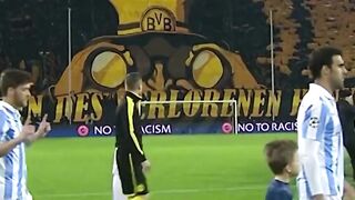 Mereka bilang sepak bola dimainkan di lapangan. Tapi malam ini, tribun yang mengambil alih pertandingan. ????⚫️????