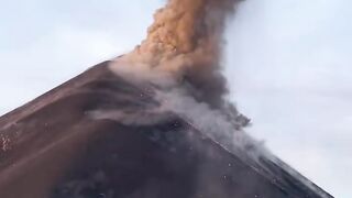Nantang Maut Jalur VIP! Niat Healing, Wisatawan di Guatemala Malah Diserang Hujan Batu Lava Pijar
