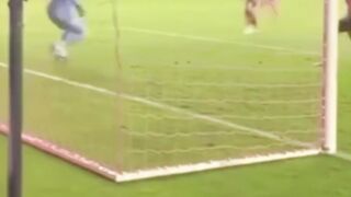 Nggak pernah seumur-umur lihat kiper dikasih paham sampai kayak gini ????