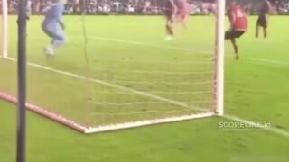 Nggak pernah seumur-umur lihat kiper dikasih paham sampai kayak gini ???? 2