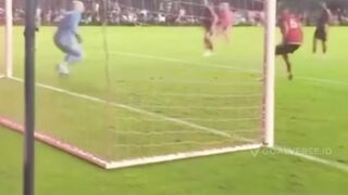 Nggak pernah seumur-umur lihat kiper dikasih paham sampai kayak gini ???? 3