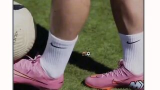 Kenapa kiper sering pake sepatu ini?????