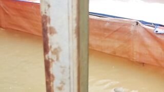 Proses melapisi kolam terpal dengan plastik PE