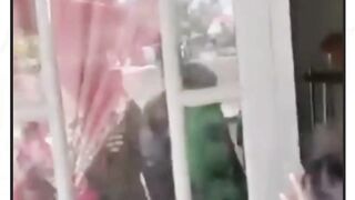 Empat orang ibu-ibu melakukan penggerebekan