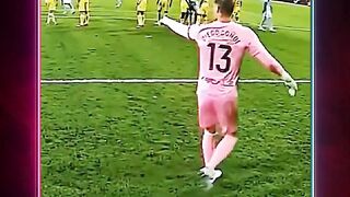 Kiper Ini Memiliki Keputusan Taktis Saat Free kick ????