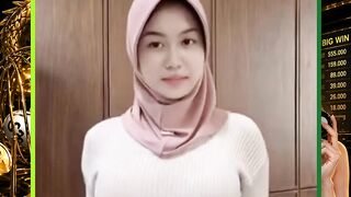 Senyumnya menenangkan, tatapannya memikat