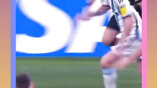 Magic in motion ???????? Sentuhan magis Messi yang bikin lini pertahanan lawan kocar-kacir