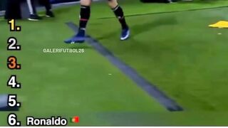 Sepak bola telah memberi kita gol, trofi, dan patah hati. 2
