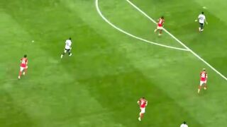 Lionel Messi mencetak gol luar biasa