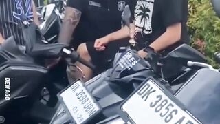 Jauh-Jauh dari Eropa, Bek Muda Dean Huijsen Malah Cosplay Jadi 'Ngabers' Matic di Bali!