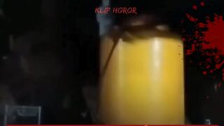 Iseng Cek Belakang Rumah Tengah Malam, Kamera Malah Rekam Sosok Putih Misterius!