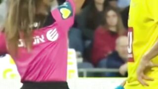 Dia memberi Kaká kartu kuning hanya untuk berselfie dengannya ????