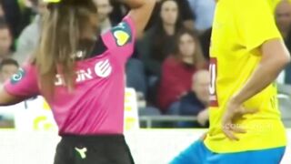 Dia memberi Kaká kartu kuning hanya untuk berselfie dengannya ???? 2