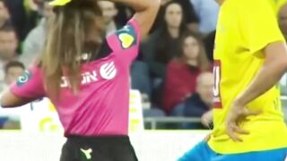 Dia memberi Kaká kartu kuning hanya untuk berselfie dengannya ???? 3