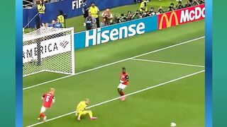 Aksi spektakuler Lionel Messi melewati pertahanan ketat dan menaklukkan kiper lawan