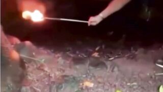 Menyalakan api atau obor sebelum memasuki gua utamanya berfungsi sebagai detektor oksigen alami