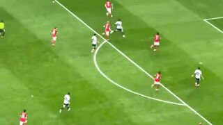Lionel Messi mencetak gol luar biasa melalui tendangan melengkung akurat ke sudut gawang dari sudut sempit
