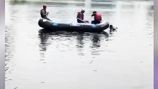 Damkar Depok Emang OP! Rela Nyelam 4 Meter di Situ Sawangan Cuma Buat Evakuasi iPhone 13 yang Nyebur