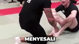 PRIA INI MENANTANG ORANG YANG SALAH‼️