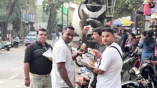 Street Food of Mumbai (मुंबई येथील रस्तावरील अन्न)