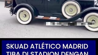 Atlético tiba dengan dikawal oleh mobil klasik menuju Gerbang