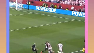 Skema serangan balik cepat yang diselesaikan dengan sontekan matang Ante Budimir memanfaatkan assist Josip Stanišić