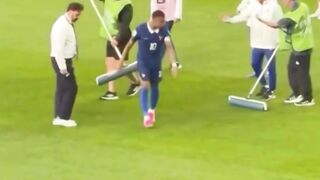Belakangan ini, meme "Mbappé sang diktator" membanjiri media sosial seputar sepak bola ????