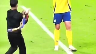 ???? ???? Fan Fell While Running to Ronaldo… His Reaction Shocked Everyone! ❤️⚽ #Shorts