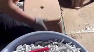 Lubang kecil di kursi plastik itu adalah fitur desain yang cerdas, bukan kesalahan.