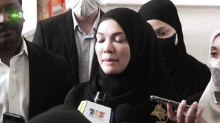 Puteri Sarah Liyana bersemangat datang ke mahkamah hari ini