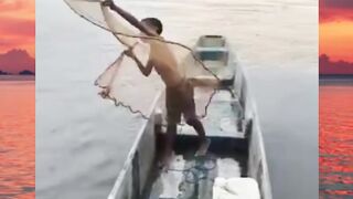 udah bener mancing di kali aja dek