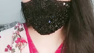 Traditional look with a shimmery touch Queen Mehak