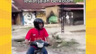 Melewati jalanan yang berlubang sampai menjadi kolam, padahal kolam kan harunsya buat berenang yak