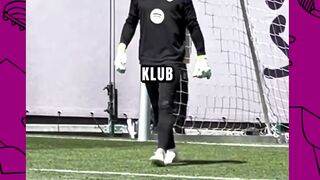 Bayangin udah 11 tahun setia membela satu klub, tapi setelah cedera, posisi kamu langsung tergeser bahkan sampai jadi pilihan ketiga.