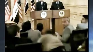George W. Bush Dilempar Sepatu (Irak, 2008).❗