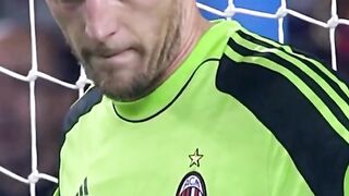 Tak banyak yang sadar, perang mental Messi vs Abbiati dimulai jauh sebelum peluit dibunyikan