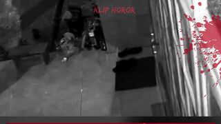 CCTV Rekam Detik-Detik Pocong Berdiri