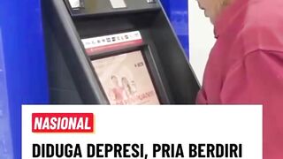 Viral! Pria Bertahan 30 Menit di Depan AT'M Bikin Warga Haru