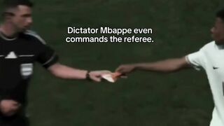 Kylian Mbappe menyuruh wasit untuk pergi menyerahkan ban kapten