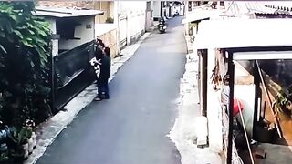 Bekasi Keras Bos! Nggak Dikasih Duit Jajan, Komplotan Pengamen Baper Malah Bakar Pagar Rumah Warga di Jatiwaringin