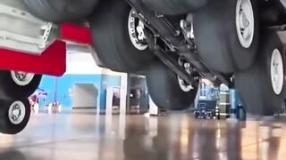 Ini Bukti Kalau Ban Pesawat Itu Bukan Sembarang Karet Bundar! ????✈️