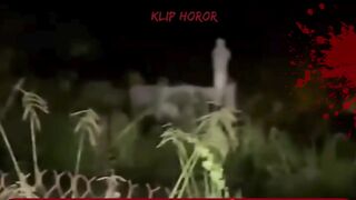 TEREKAM JELAS!! Iseng Senter Lahan Kosong Malam Hari, Malah Ketemu Pocong Berdiri Kaku!