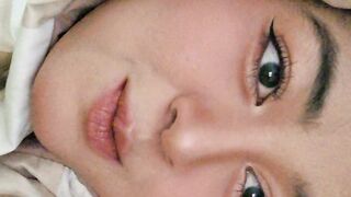 Wanita cantik dengan selimut