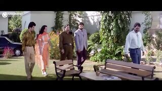 अमिताभ बच्चन और अनुपम खेर अपना मुंह छुपा रहे हैं