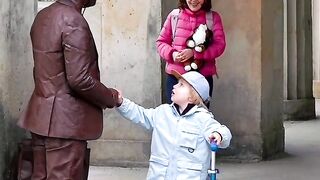 Golden Statue Comes to Life and Scares Kids!