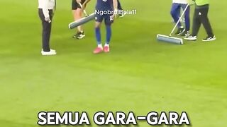 Momen unik saat pergantian pemain ini bikin netizen heboh!