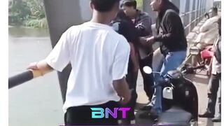 Bucin Parah Berujung Petaka! Ditinggal Ayang di Tengah Jalan, Pria Ini Nekat Mau 'Terjun Bebas' di Jembatan Lamongan