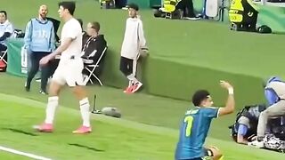 Aksi Luis Diaz vs Khusanov sampai bikin juru kamera masuk ambulans Kok bisa separah itu? ????