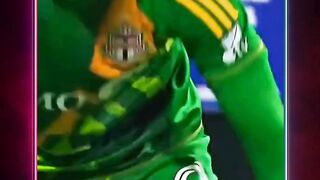 Kiper Ini Tidak Sadar Bahwa Masih Ada Pemain Lawan Di Belakangnya????