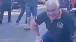 Si bapak baru aja iket tali sepatu